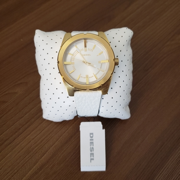 BNWT Genuine Diesel Woman's Watch - Brass with Genuine White Leather - Picture 3 of 5
